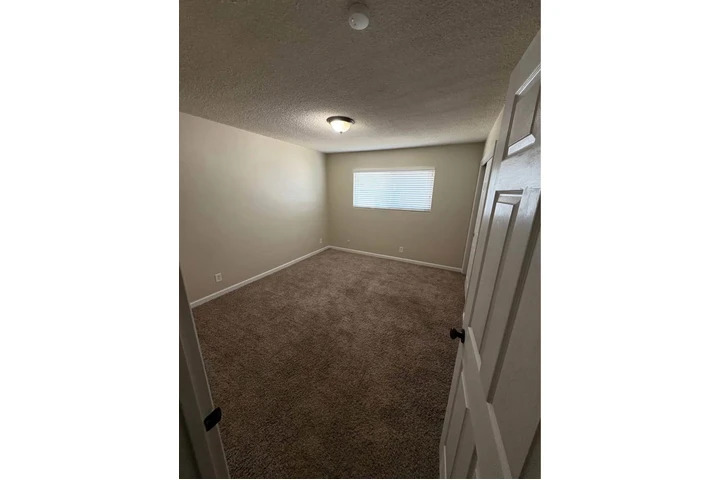 $750 : Private room for rent image 1
