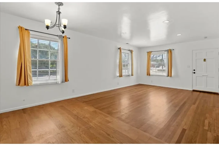 $2480 : Beautiful 3Bed 2Bath House, LA image 3