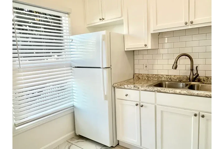 $1000 : Studio and 1-Bath image 10