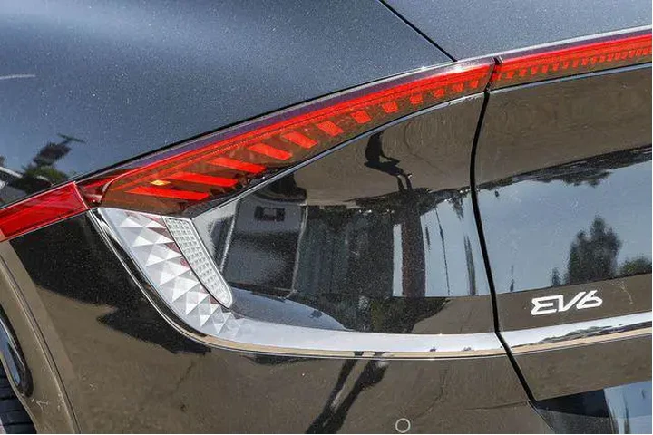 $29992 : Kia EV6 2023 AWD GT 4dr Cros image 10