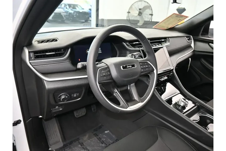 $31999 : Jeep Grand Cherokee 2025 4x2 image 10