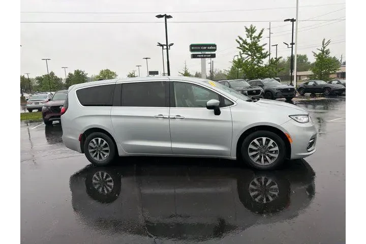 $27980 : Chrysler Pacifica Plug-In Hy image 4