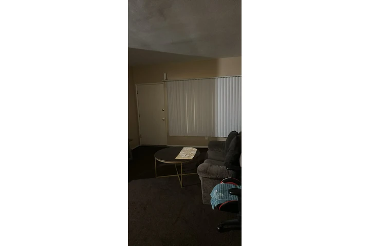 $875 : Recámara cuarto o Sala image 6