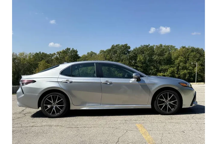 $20999 : 2022 Camry SE image 6