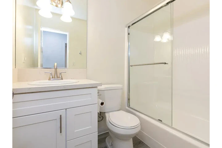 $1100 : Tu nuevo hogar en Koreatown image 8