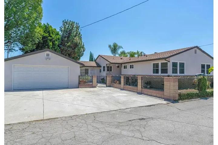$1800 : With 3 spacious bedrooms, image 1