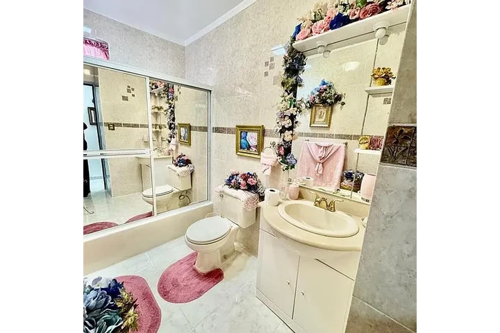 $700 : Comfortable and beautiful cust image 4