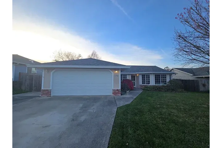 $1150 : QUIET FORTUNA CUL-DE-SAC ROAD image 1