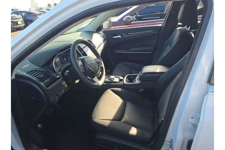 $25900 : Chrysler 300 2023 Touring 4d image 5