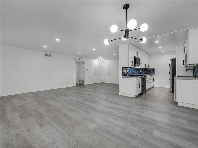 $1700 : 2 BED 2 BATH image 3