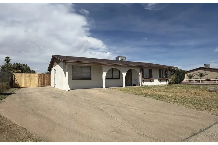 $1000 : 3BR/2BA charming updated home image 1