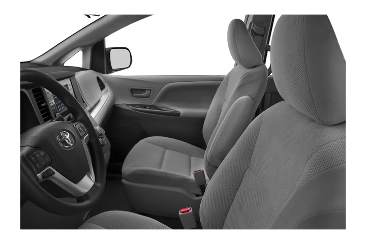 2019 Sienna LE image 6