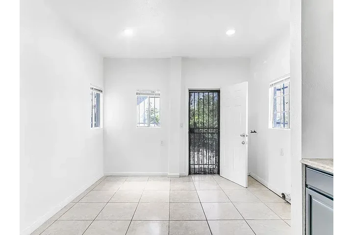 $1195 : Spacious 3bd 1ba @ LA image 3