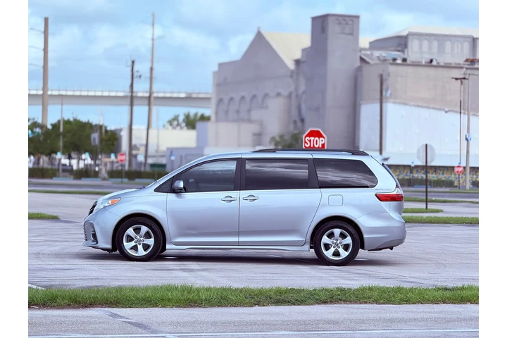 $17995 : Toyota Sienna image 4