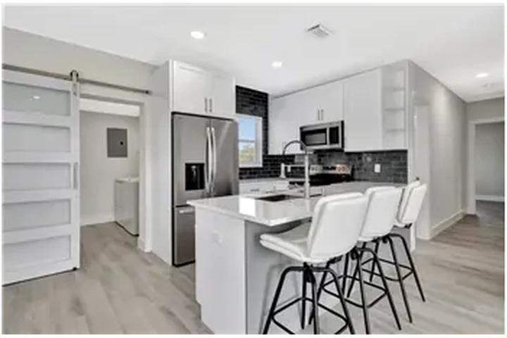 $3200 : Rental property with 3 bedro image 1