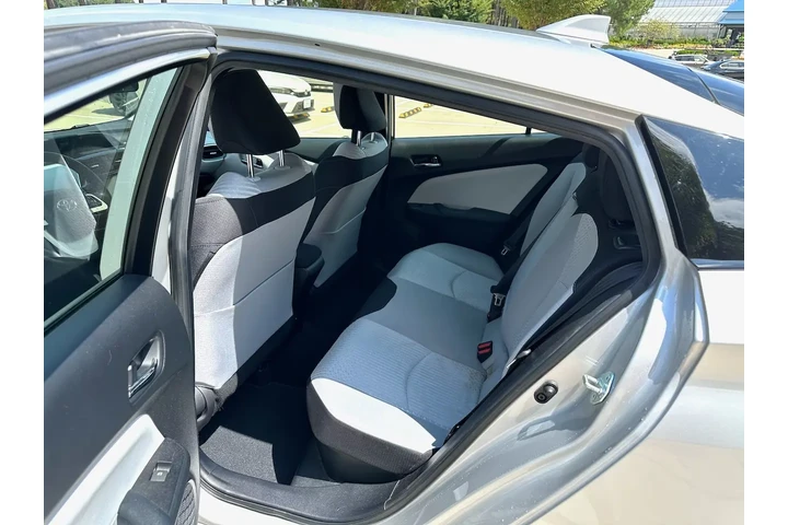 $7900 : 2017 Toyota Prius III Touring image 6