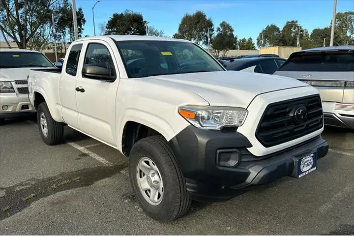 $25990 : Toyota Tacoma 2018 4x2 SR 4d image 2
