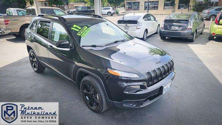 2017 Cherokee Sport Altitude image 1