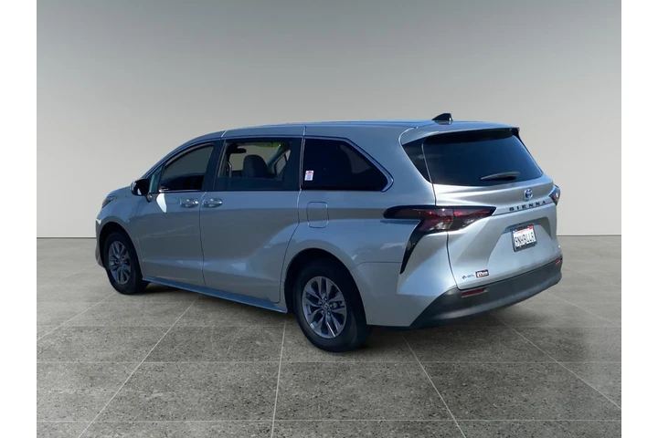 $39750 : Toyota Sienna 2025 LE 8-Pass image 3