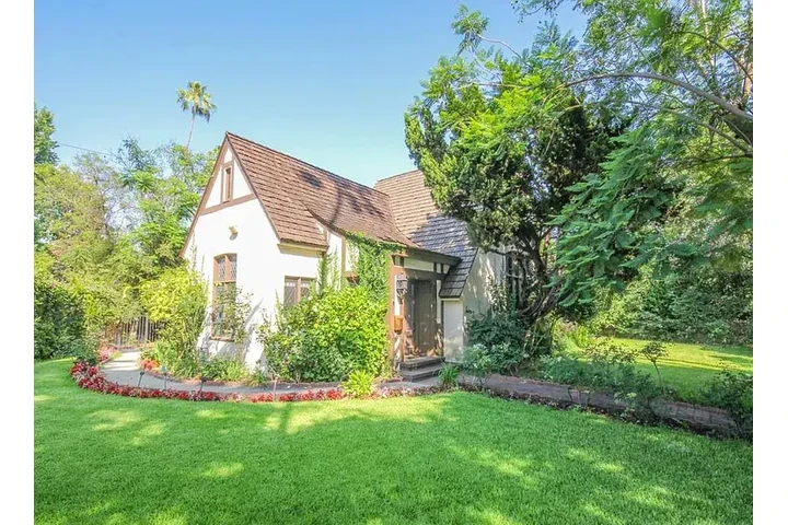 $2350 : Rear to move in. image 1