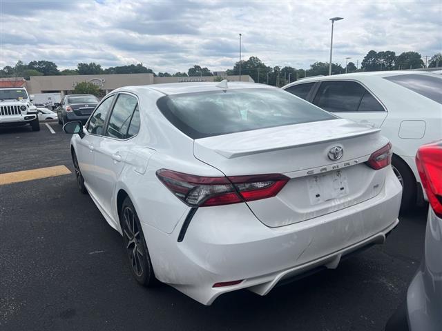 $23490 : PRE-OWNED 2022 TOYOTA CAMRY SE image 5