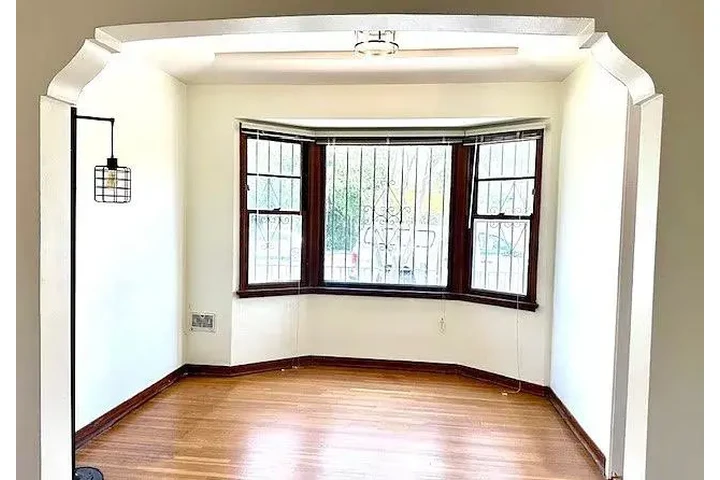 $900 : casa de un solo piso al frente image 2