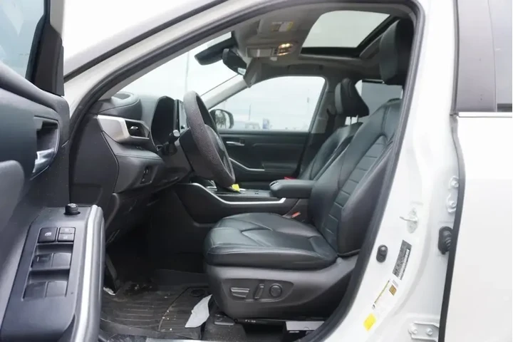 $33288 : Toyota Highlander 2023 LE 4d image 7