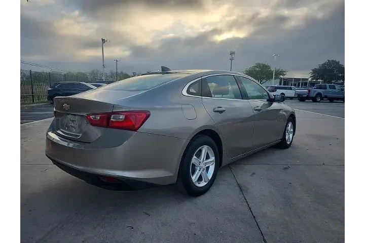$16497 : Chevrolet Malibu 2022 LS 4dr image 3