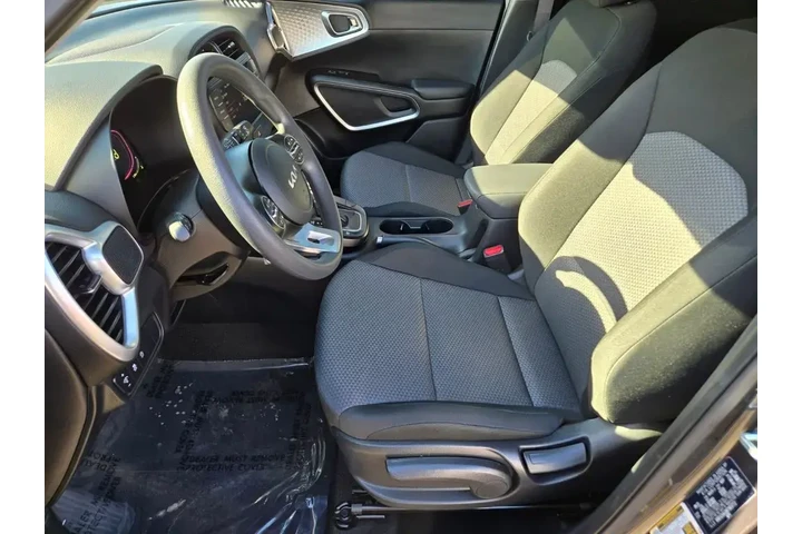 $18793 : Kia Soul 2024 LX 4dr Crossov image 10