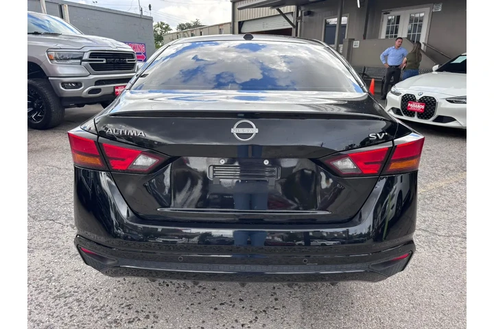 2023 Altima SV image 5