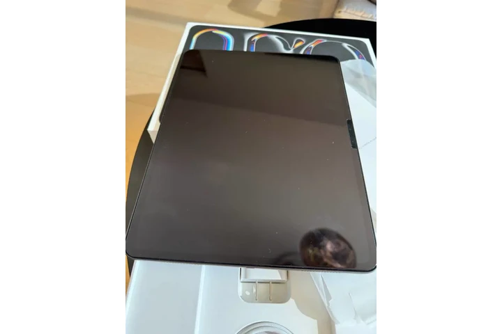 $800 : Like new iPad Pro 13” M4 7th g image 4
