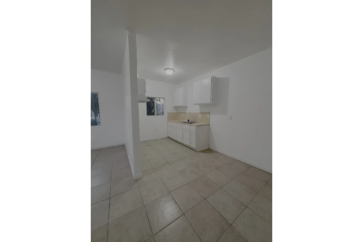 $2350 : Apartamento en Compton image 2