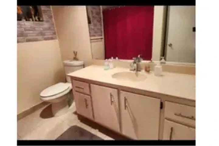 $950 : Rento habitacion  para dama image 5