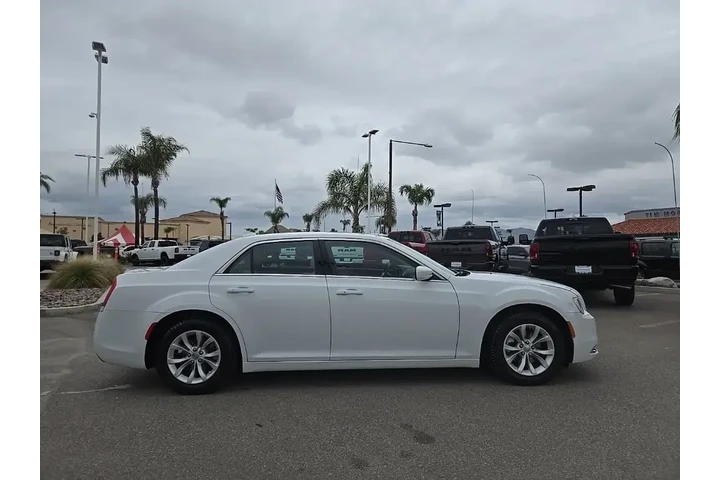 $28998 : Chrysler 300 2023 Touring 4d image 8