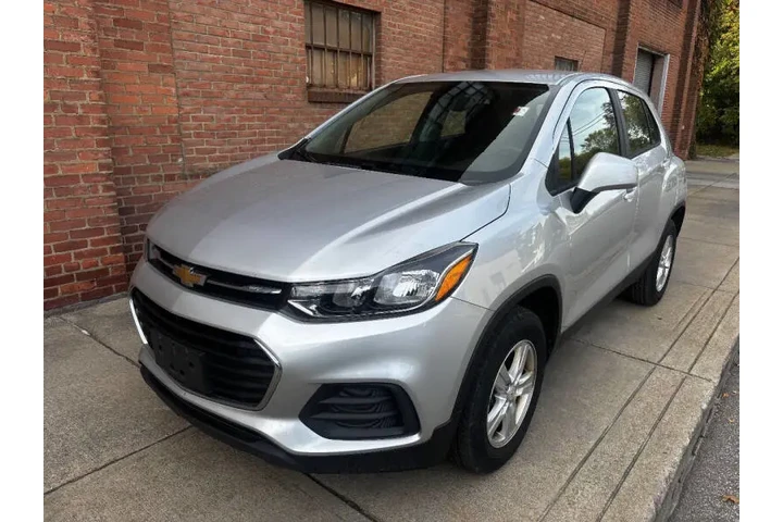 $9400 : 2018 Trax LS image 1