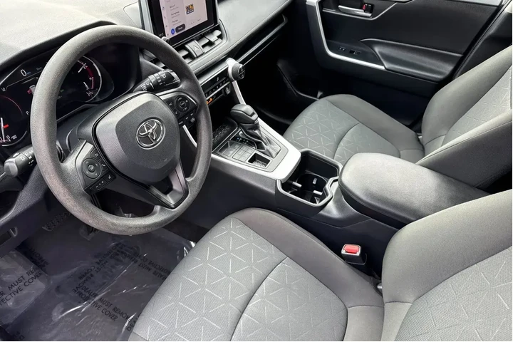 $28987 : Toyota RAV4 2023 AWD XLE 4dr image 9