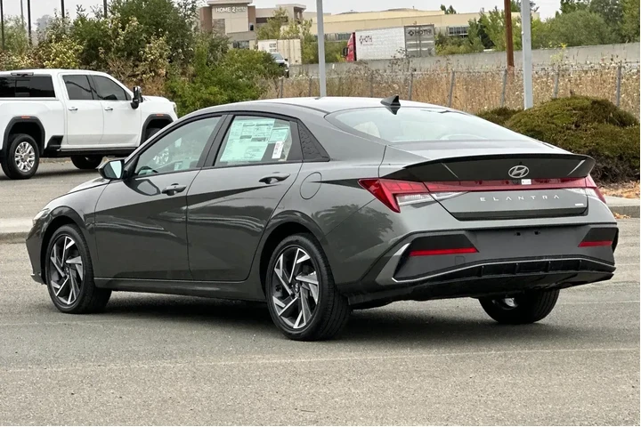 $24990 : Hyundai ELANTRA Hybrid 2025 image 6
