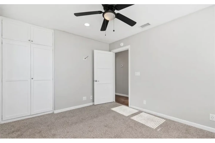 $2400 : Spacious 3 Bedroom Home in image 6