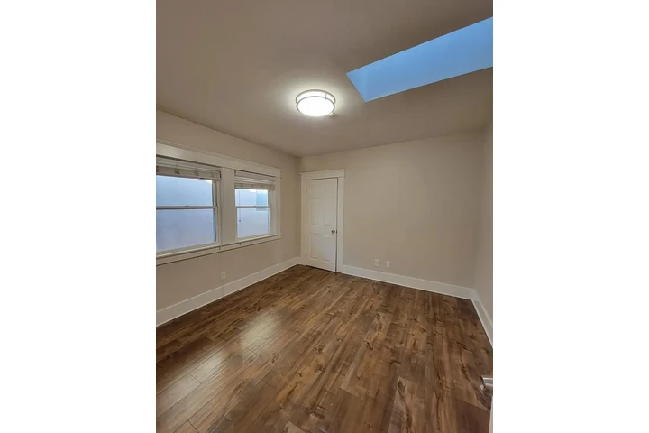 $4200 : 3 bedroom house available image 5