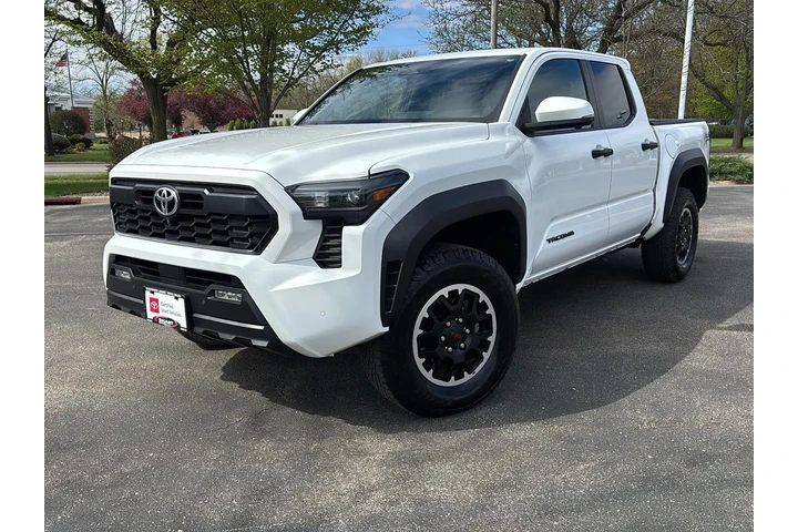 $42994 : Gold Certified 2025 TACOMA TR image 1