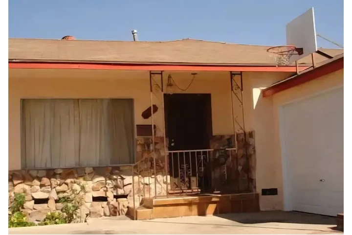 $2300 : 4 BEDROOMS, 2 BATH HOUSE image 2