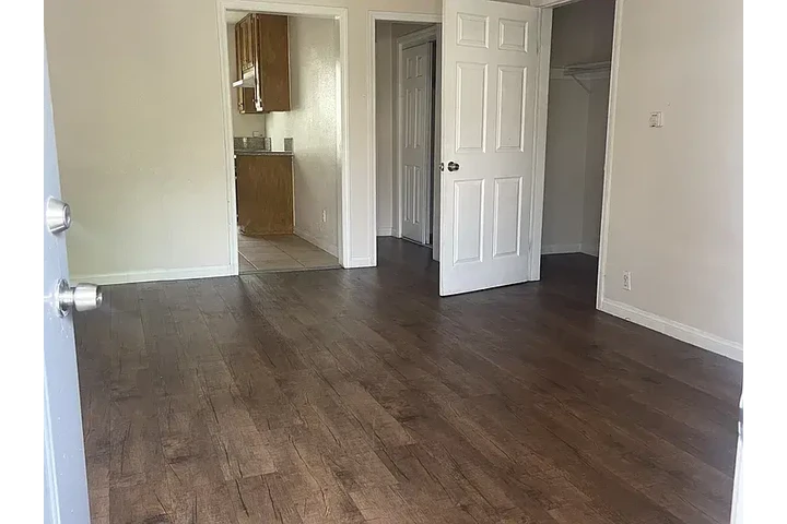 $1095 : Hot 1bd 1ba @ Huntington image 2