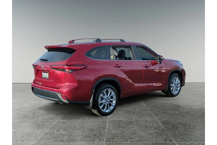 $38826 : Toyota Highlander 2023 LE 4d image 5