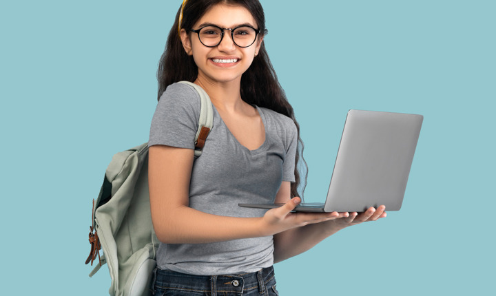 Estudiante latina con una laptop en las manos
