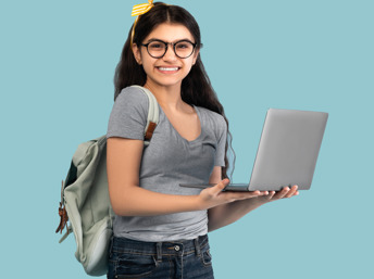 Estudiante latina con una laptop en las manos