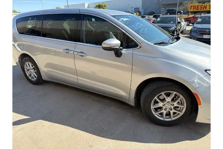 $26339 : Chrysler Pacifica 2023 Touri image 3