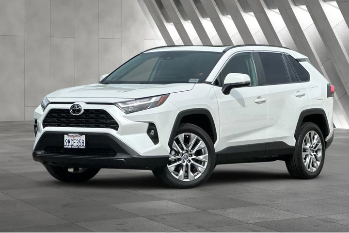 $34500 : Toyota RAV4 2024 XLE Premium image 2