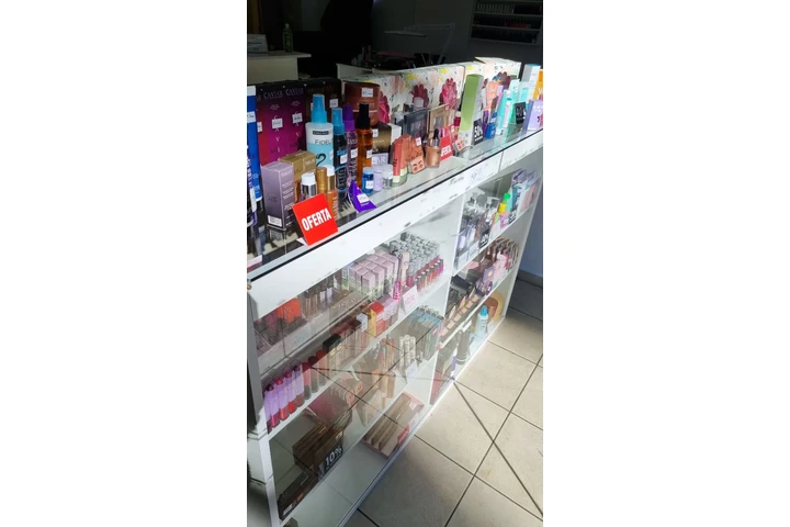 Se vende salón de estética image 5