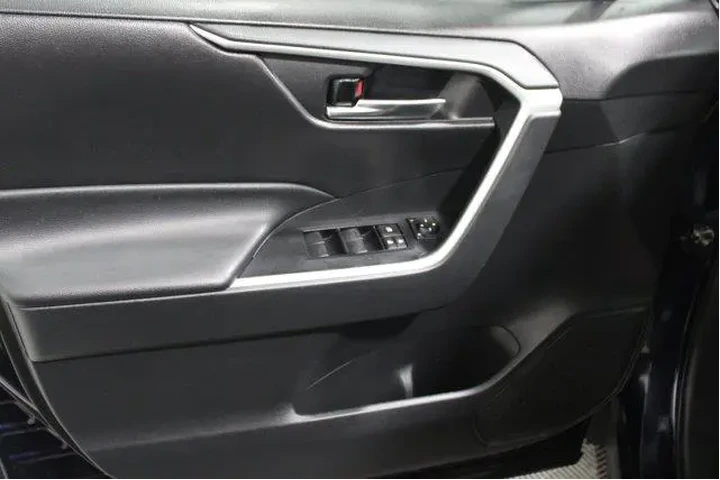 $23985 : Toyota RAV4 2021 XLE 4dr SUV image 3