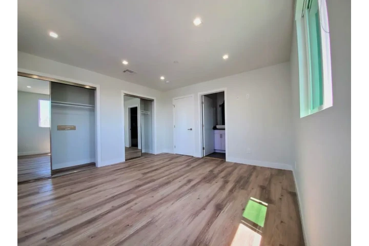 $2150 : 2Bed 2Bath Apt in Miami FL image 3